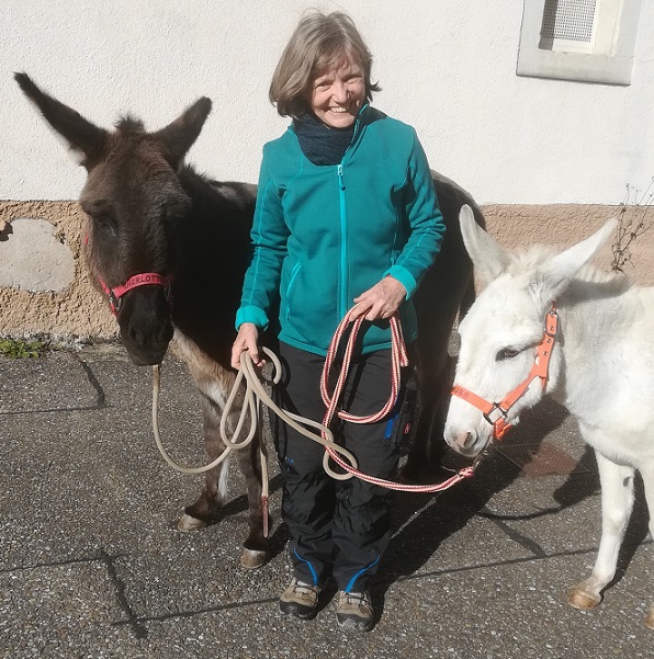 Birgit mit den Eseln Suse und Charlotte